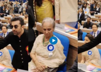 ranbir Kapoor stands up for waheeda rehman