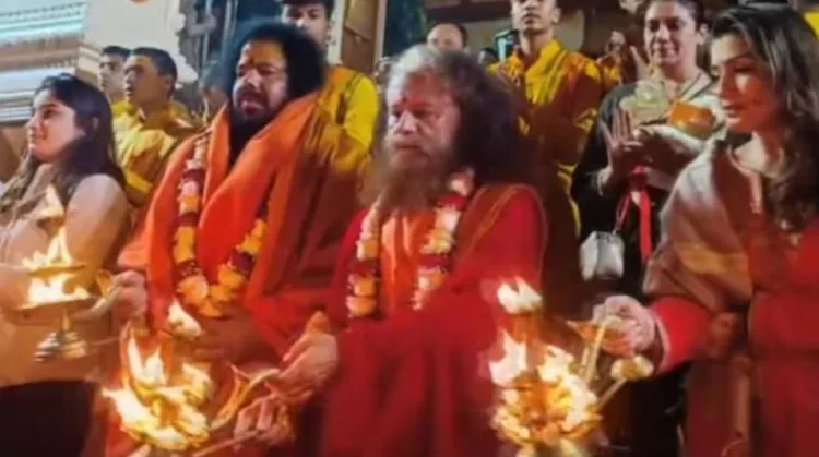 raveena tandon and his daughter take ganga aarti