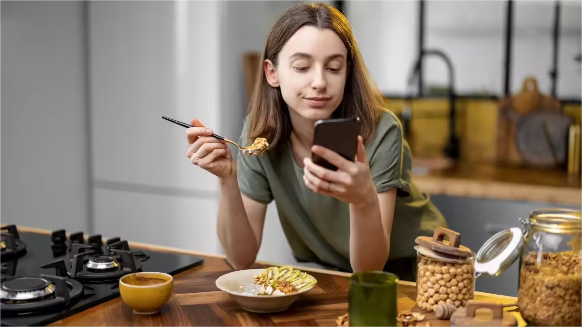 Screen time while eating risks